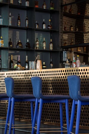 2 bars/lounges, bar met dakterras