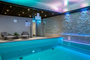 Piscine couverte, chaises longues