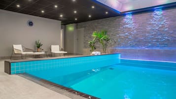 Indoor pool, sun loungers