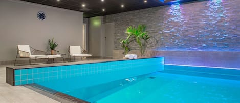 Indoor pool, pool loungers