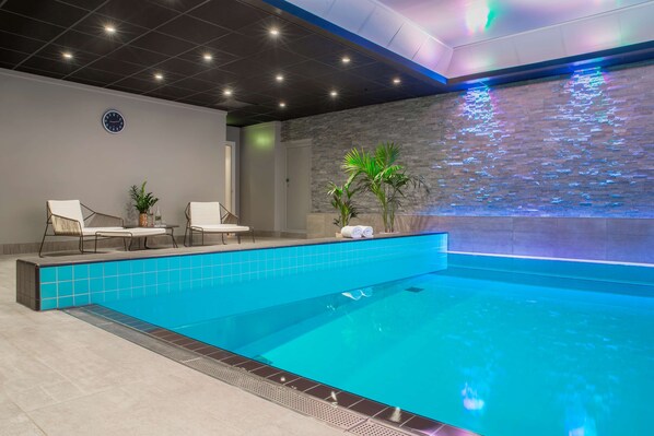 Indoor pool, pool loungers