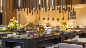 朝食 (ビュッフェ)、毎日提供 (有料)