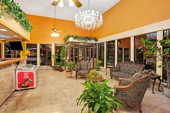 Lobby - Days Inn by Wyndham Newport News (Newport News)