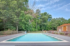 Una piscina al aire libre, sombrillas, tumbonas