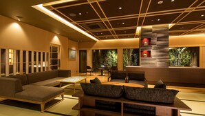 Un interior moderno con un sofá modular, una mesa de centro de madera y una zona de estar con una mesita baja.