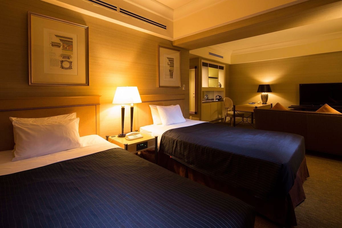 Minibar, Zimmersafe, Schreibtisch, Verdunkelungsvorhänge