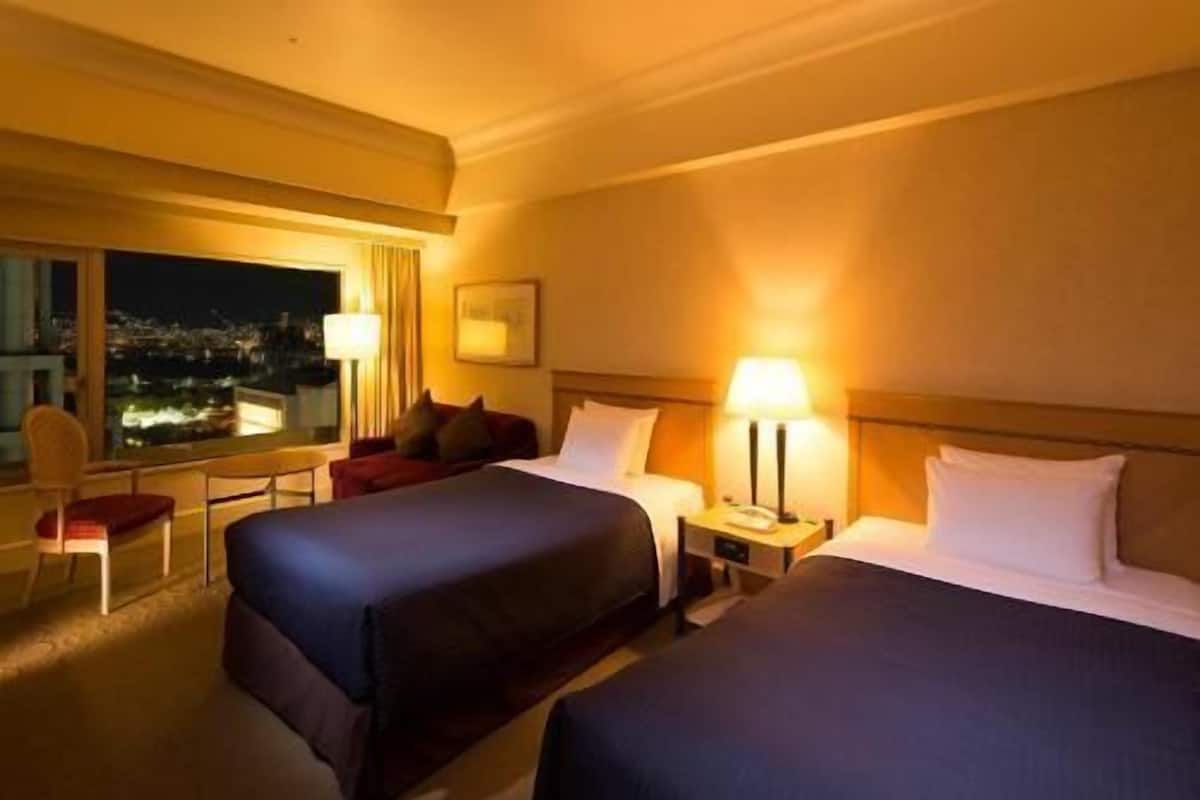 Minibar, Zimmersafe, Schreibtisch, Verdunkelungsvorhänge