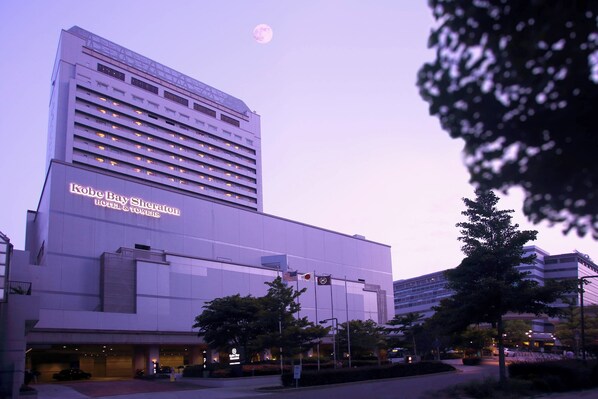 Experience the sleek, modern architecture of the Kobe Bay Sheraton Hotel & Towers, set amidst serene urban surroundings.