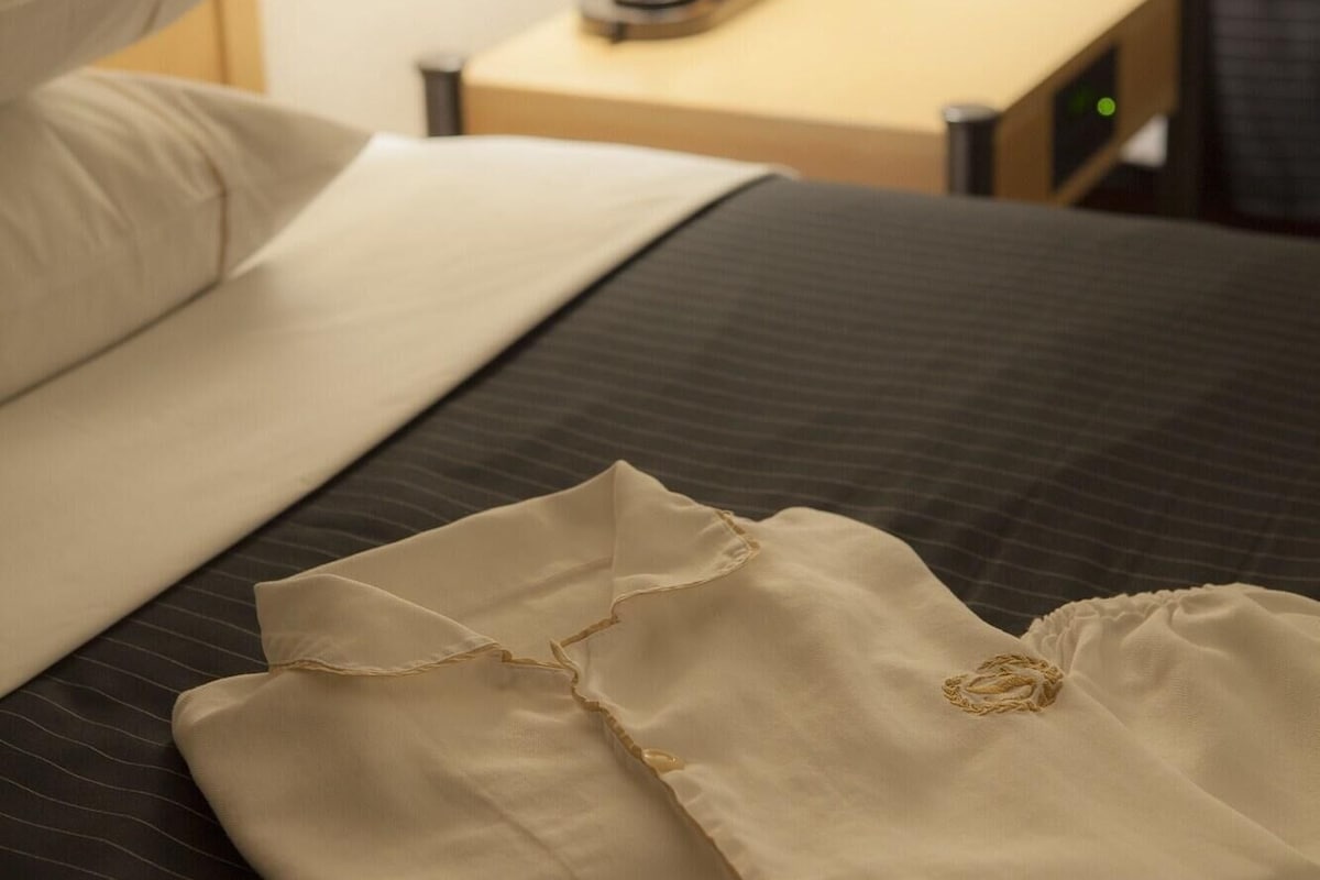 Minibar, coffres-forts dans les chambres, bureau, rideaux occultants