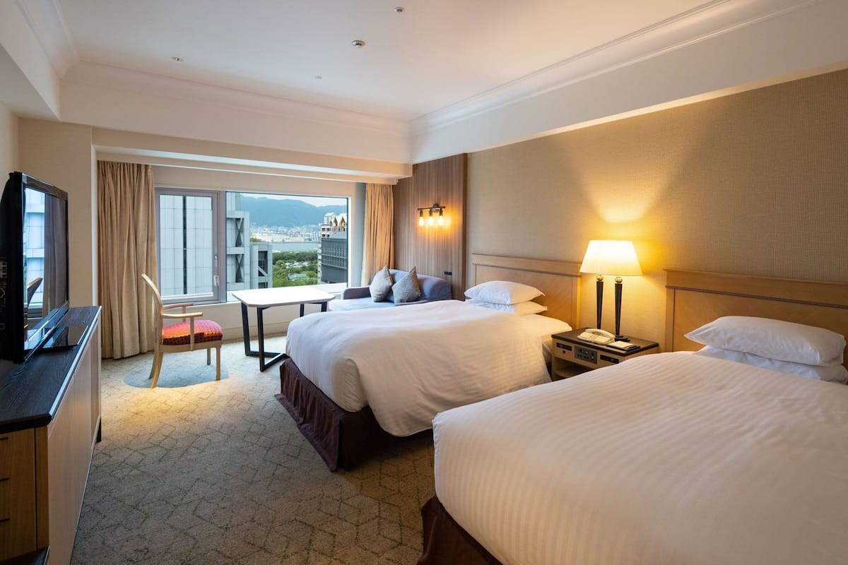 Minibar, Zimmersafe, Schreibtisch, Verdunkelungsvorhänge