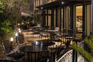 4 restaurants servant le petit déjeuner, le déjeuner et le dîner