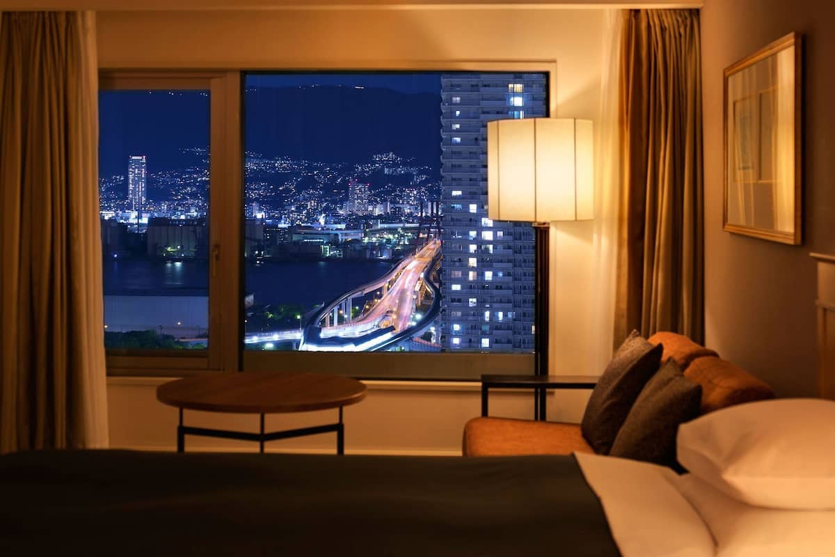 Minibar, Zimmersafe, Schreibtisch, Verdunkelungsvorhänge