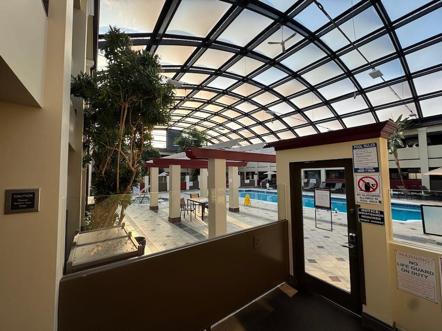 Una piscina cubierta