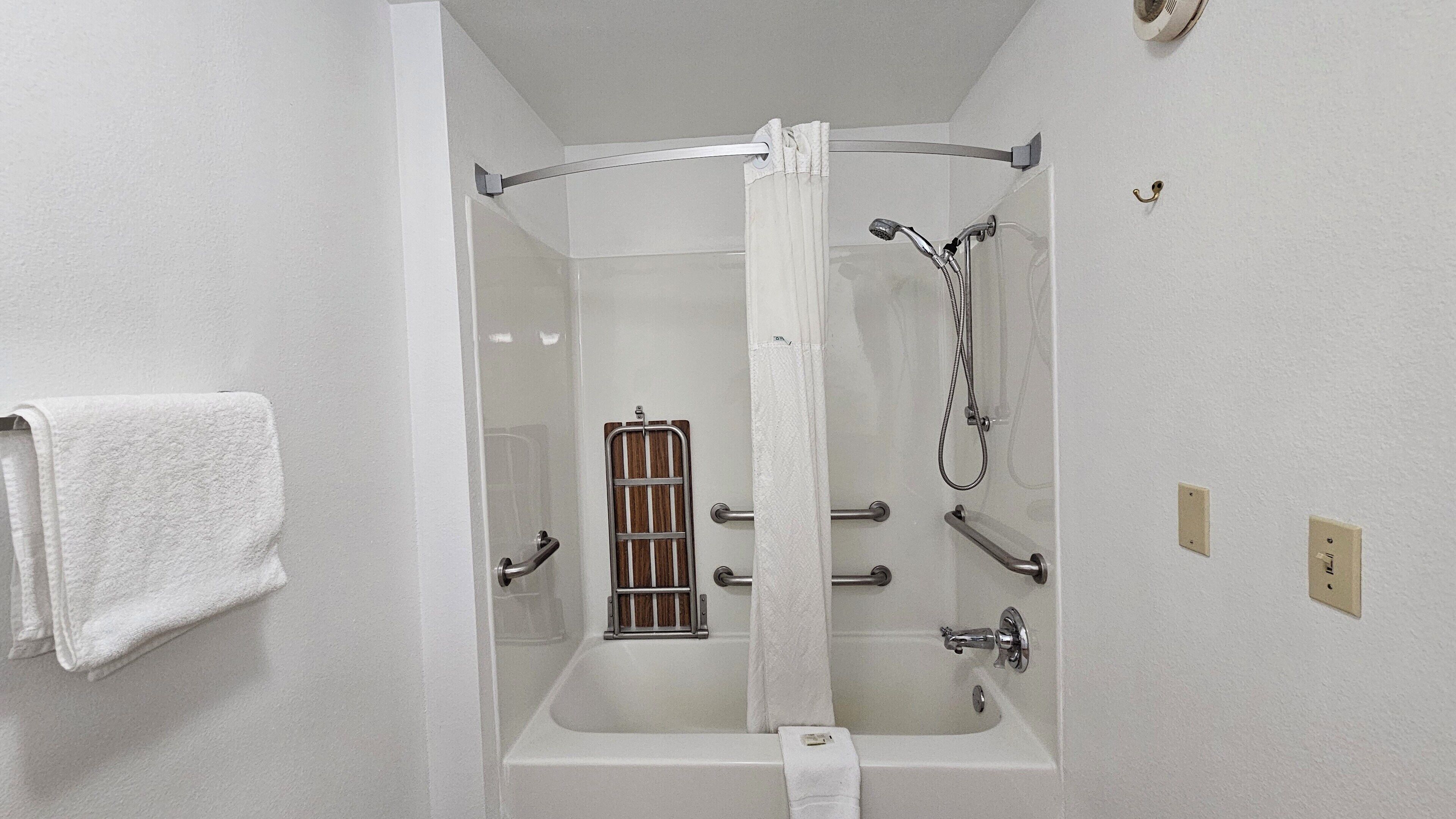 Room, 1 King Bed, Accessible, Non Smoking (Mobility) | Bathroom