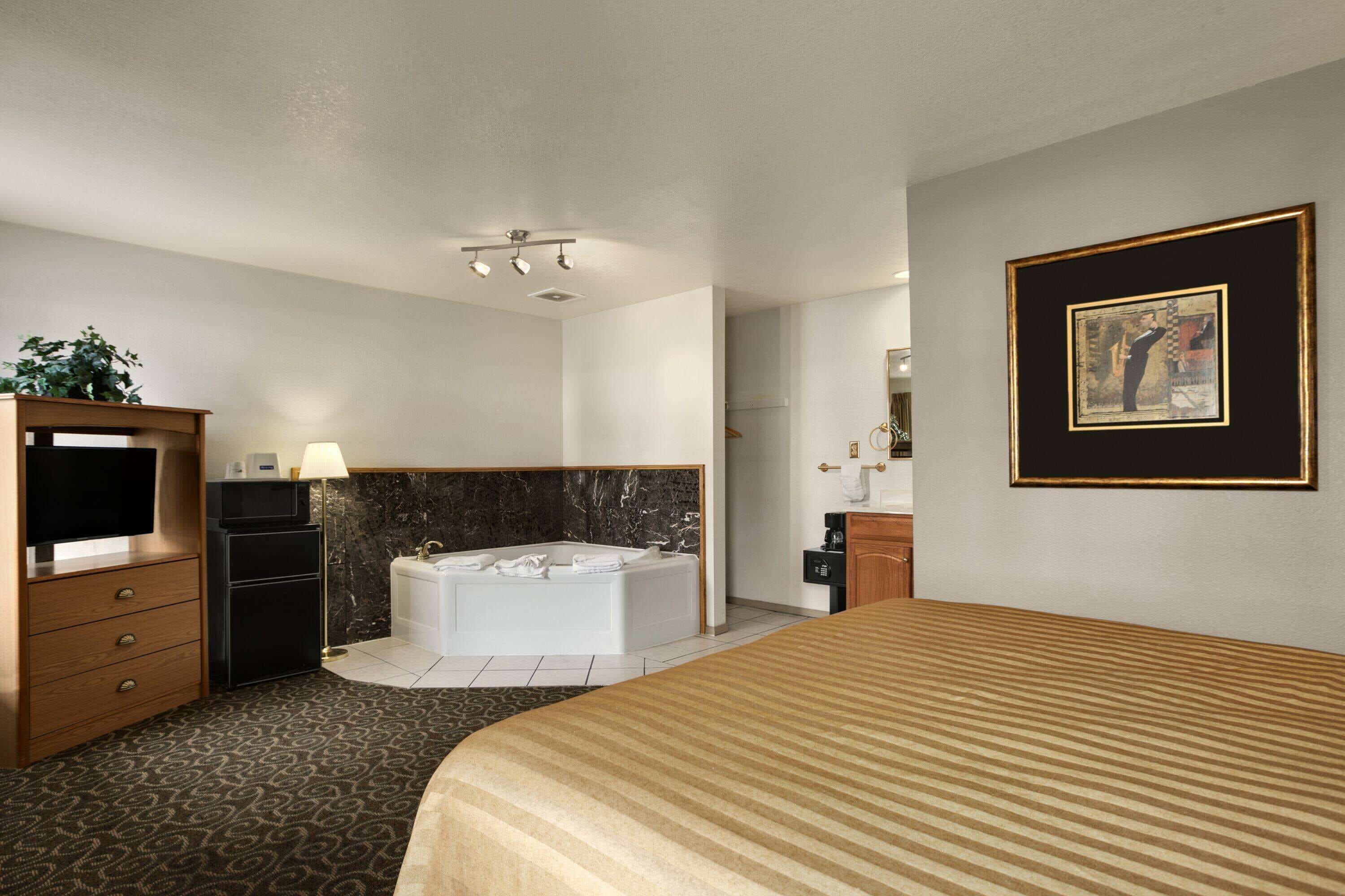 Studio Suite, 1 Queen Bed, Non Smoking | In-room safe, desk, blackout drapes, iron/ironing board