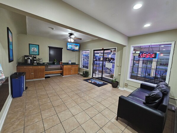 Lobby - Travelodge by Wyndham Wenatchee (Wenatchee)