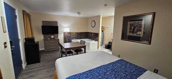Studio Suite, 1 Queen Bed, Non Smoking | In-room safe, desk, laptop workspace, blackout drapes