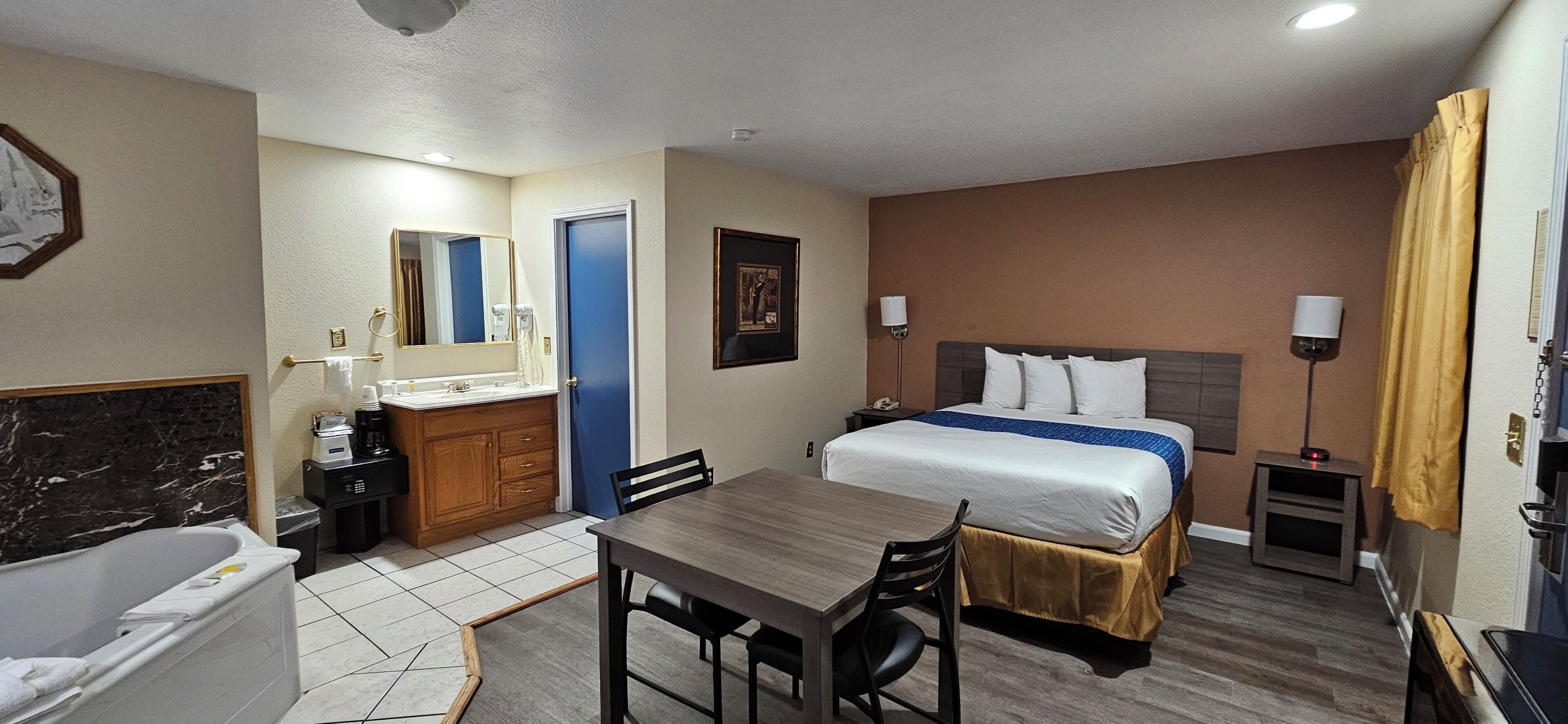 Studio Suite, 1 Queen Bed, Non Smoking | In-room safe, desk, blackout drapes, iron/ironing board