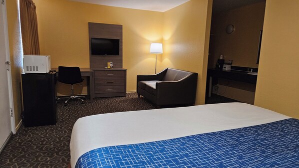 Deluxe Room, 1 King Bed, Non Smoking | In-room safe, desk, blackout drapes, iron/ironing board