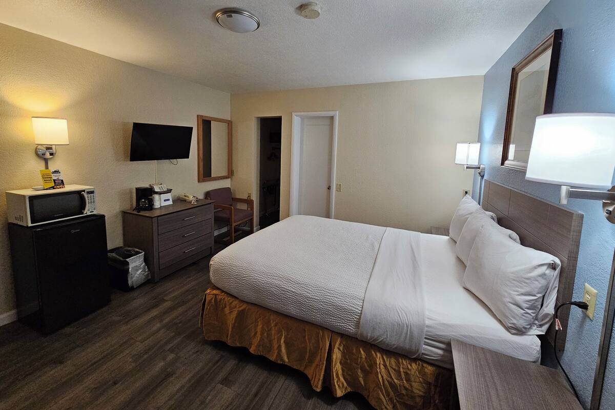 Standard Room, 1 Queen Bed | In-room safe, desk, laptop workspace, blackout drapes