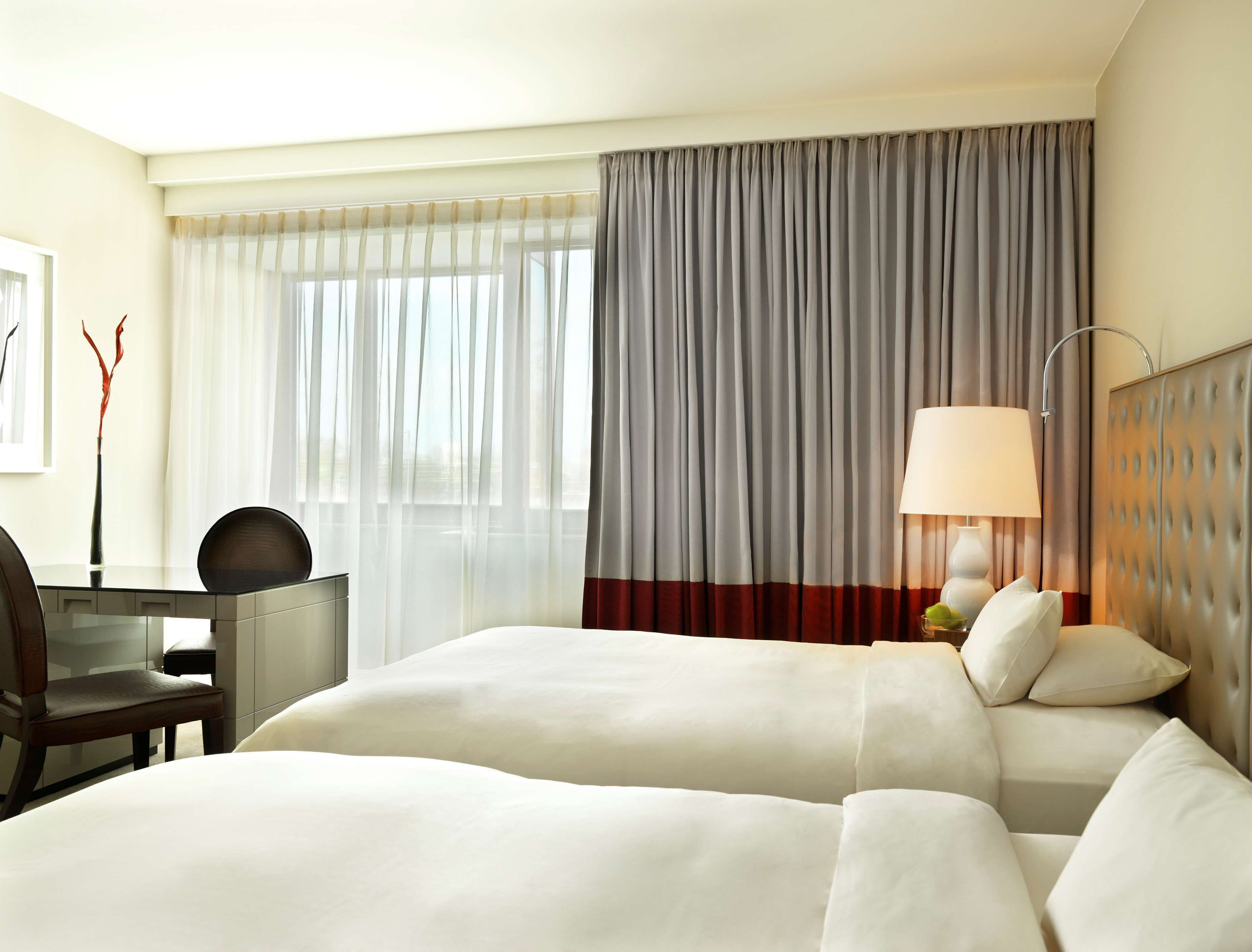 高档床上用品、羽绒被、迷你吧、  客房内保险箱