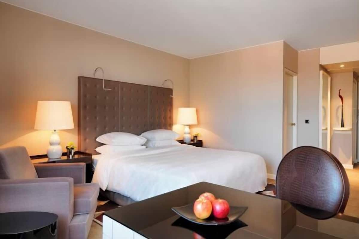 Roupas de cama premium, edredons de pluma, frigobar, cofres nos quartos