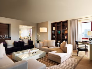 Executive Suite | Premium bedding, down comforters, minibar, in-room safe