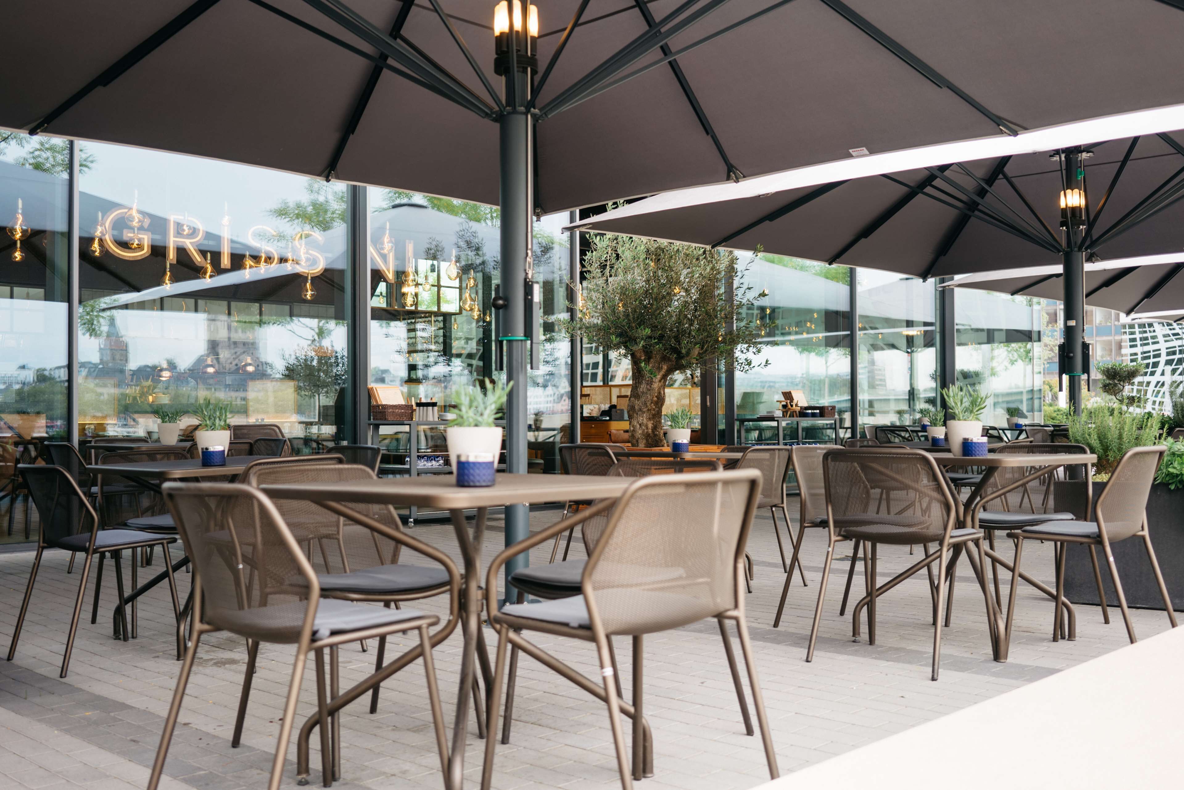 3 restaurants, breakfast, lunch, dinner served; international cuisine