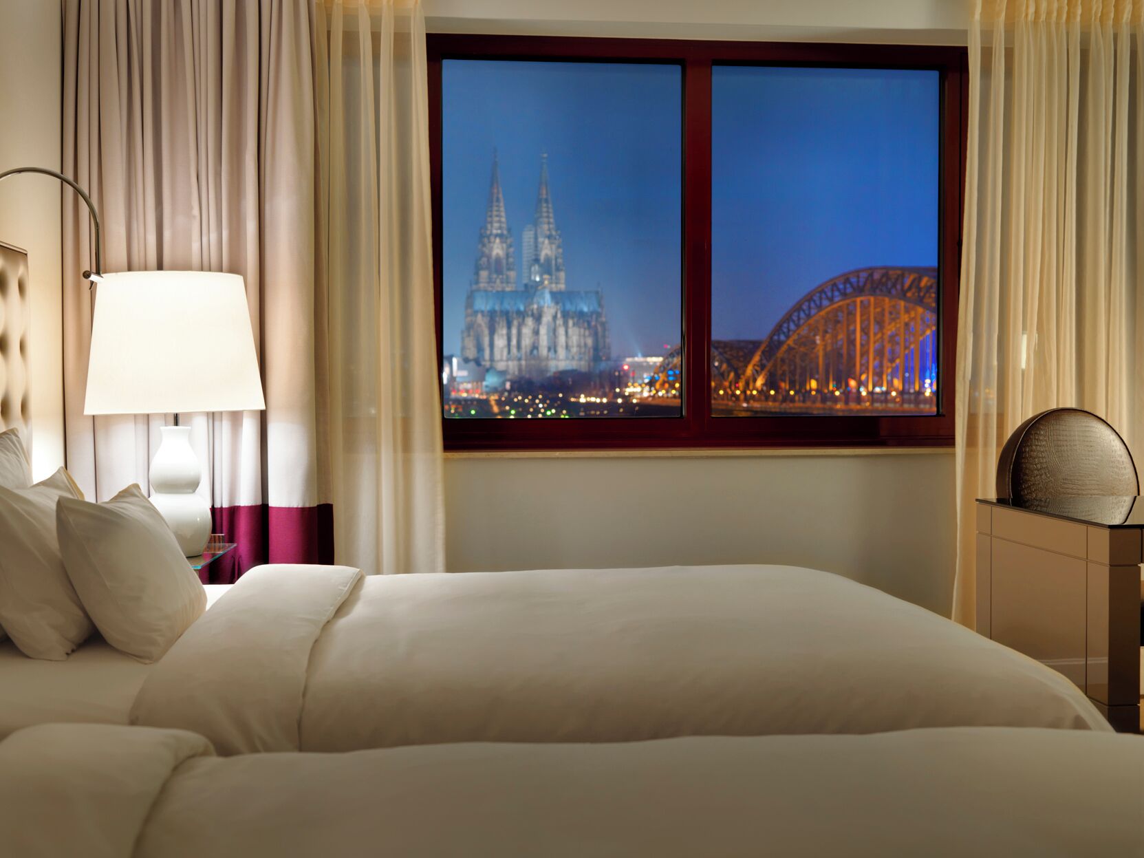Luxe beddengoed, donsdekens, een minibar, een kluis op de kamer