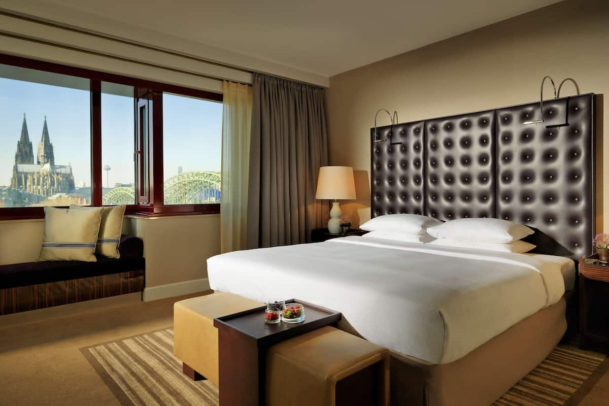 Premium bedding, down comforters, minibar, in-room safe