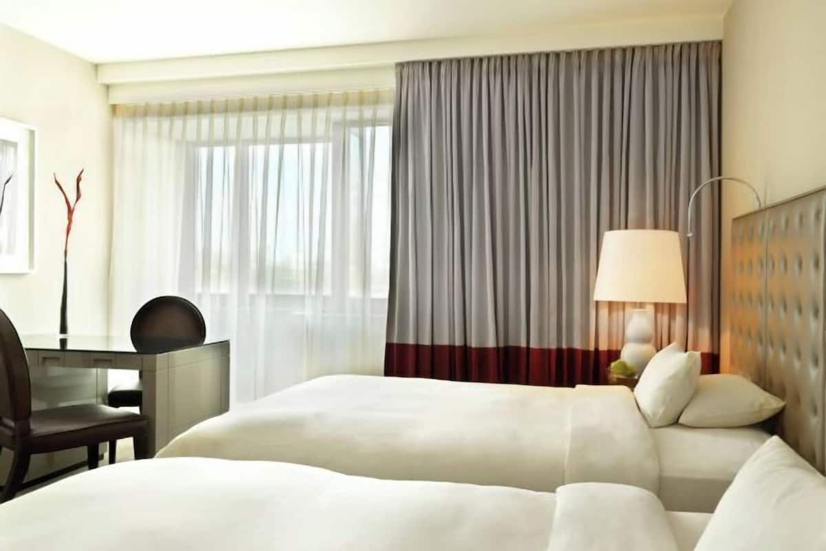 Roupas de cama premium, edredons de pluma, frigobar, cofres nos quartos
