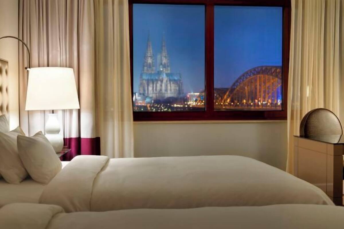 Roupas de cama premium, edredons de pluma, frigobar, cofres nos quartos