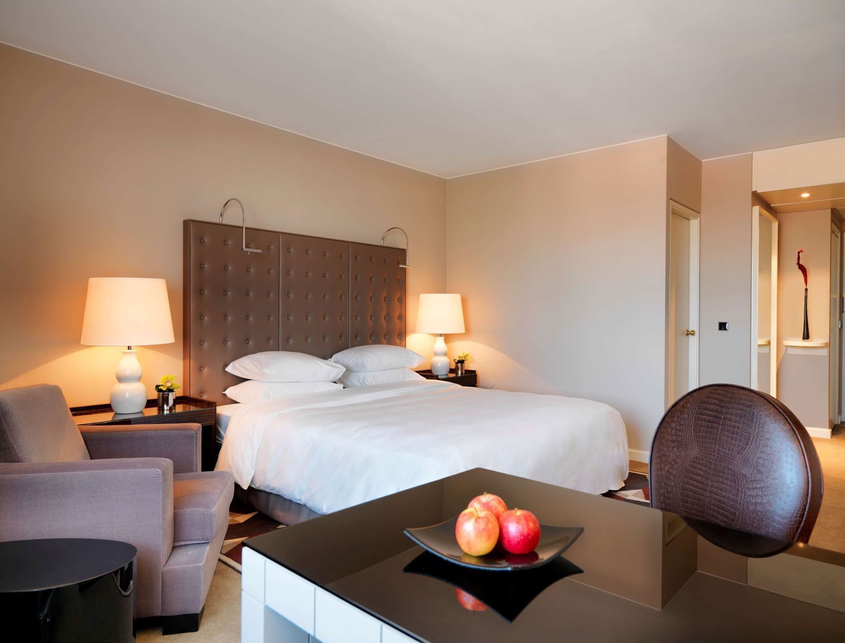 高档床上用品、羽绒被、迷你吧、客房内保险箱