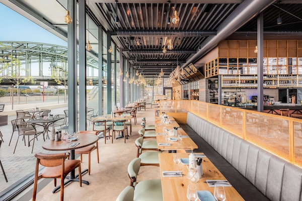 3 restaurants, breakfast, lunch, dinner served; international cuisine