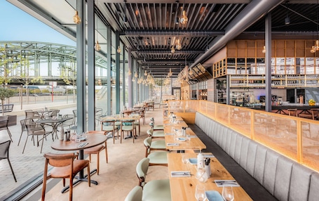 3 restaurantes; se sirve desayuno, almuerzo y cena; cocina internacional