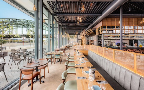 3 restaurants, breakfast, lunch, dinner served; international cuisine 