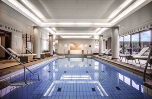 Piscine intérieure, parasols, chaises longues