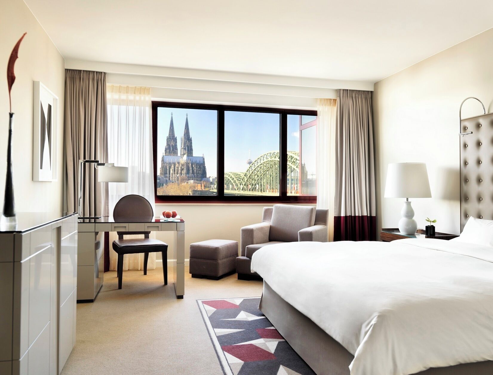 Luxe beddengoed, donsdekens, een minibar, een kluis op de kamer
