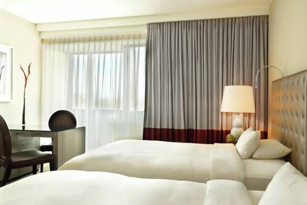 Roupas de cama premium, edredons de pluma, frigobar, cofres nos quartos