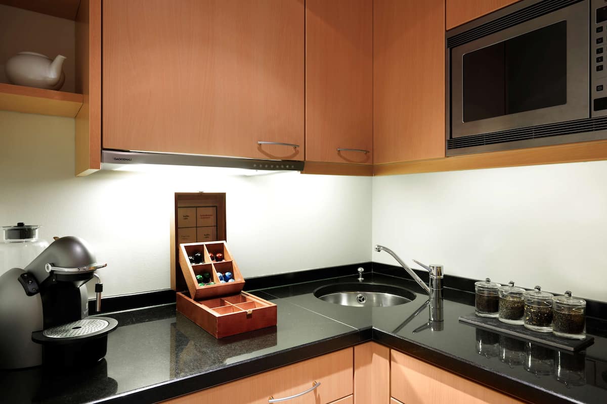 coffee/tea maker, electric kettle, high chair