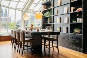 3 restaurants, breakfast, lunch, dinner served; international cuisine - Hyatt Regency Cologne (Cologne)
