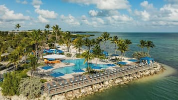 3 piscinas al aire libre, una piscina climatizada, sombrillas, tumbonas