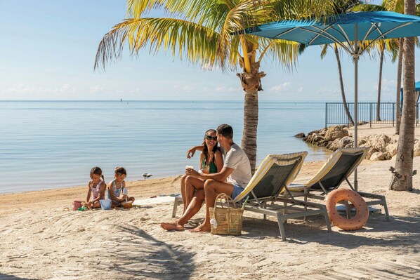 Praia particular, espreguiçadeiras, toalhas de praia 
