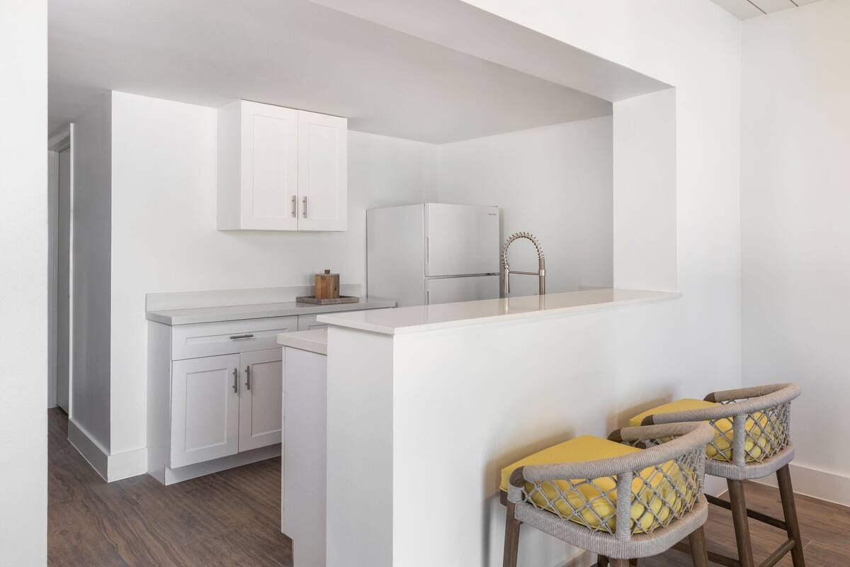 suite, 1 bedroom | private kitchen | fridge, coffee/tea maker