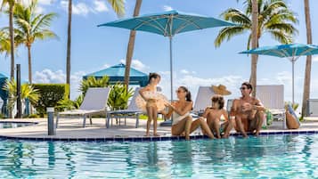 3 つの屋外プール、温水プール、プール パラソル、サンラウンジャー