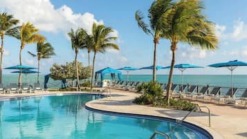 3 piscines extérieures, piscine chauffée, parasols de plage