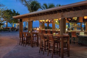 3 bares/lounges, bar ao lado da piscina, bar na praia