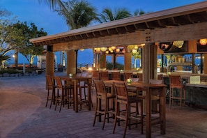 3 bares/lounges, bar ao lado da piscina, bar na praia