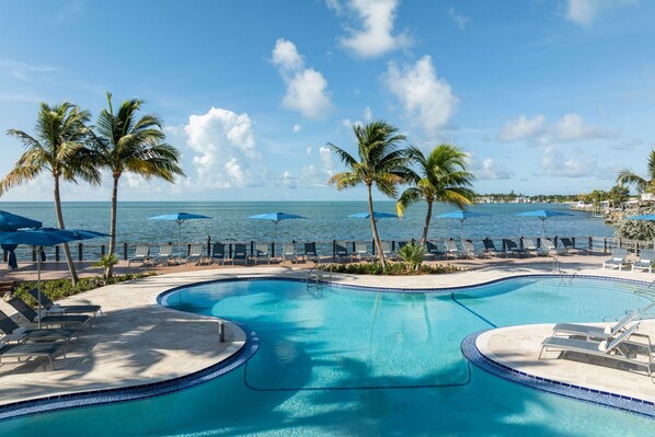 3 outdoor pools, a heated pool, pool umbrellas, pool loungers