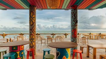 4 restaurants; breakfast, lunch, and dinner served